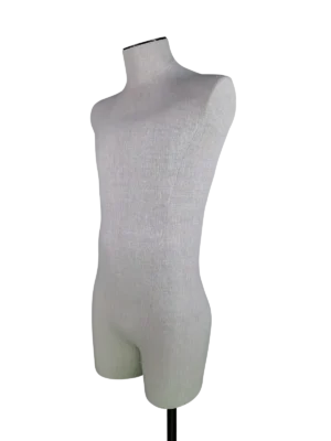 Maniquí masculino de medio cuerpo sin cabeza XINTU de lino de alta gama, vista en ángulo, con base rectangular negra