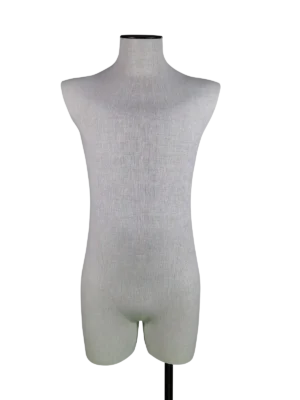Maniquí masculino de medio cuerpo sin cabeza XINTU de lino de alta gama, vista frontal, con base rectangular negra.