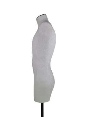 Maniquí masculino de medio cuerpo sin cabeza XINTU de lino de alta gama, vista lateral, con base rectangular negra.