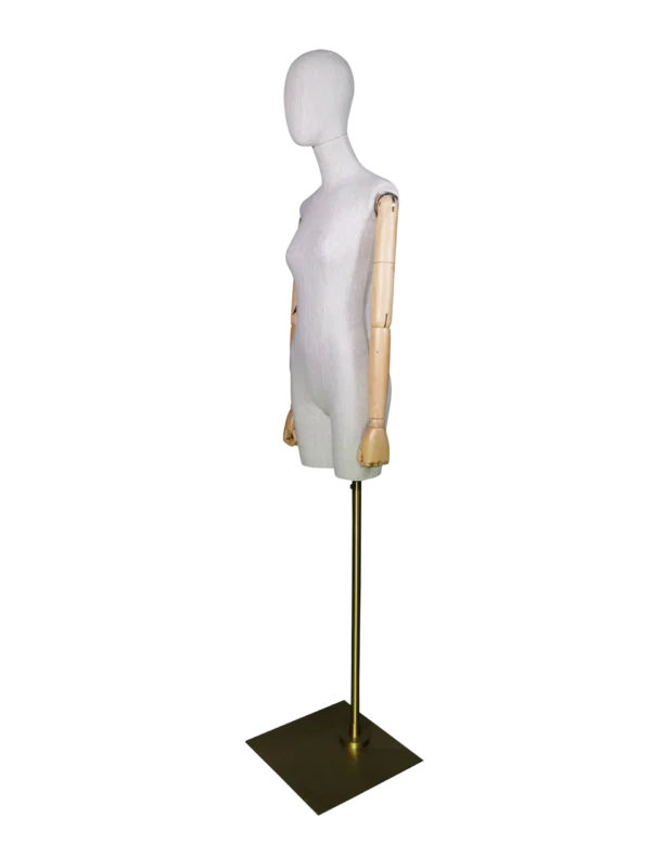 Mannequin de torse féminin sans tête XINTU, vue de profil en angle, montrant le revêtement en lin, le bras en bois et la base carrée en métal.