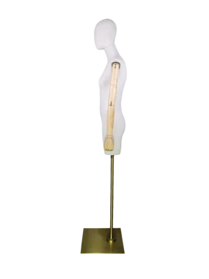 xintu-льняной-полуторс-женский-торс-регулируемый-деревянные-руки-золотой-квадрат-основание-боковая часть Боковой профиль женского манекена XINTU без головы, с бежевой льняной тканью, регулируемыми деревянными руками и квадратным основанием золотистого цвета.