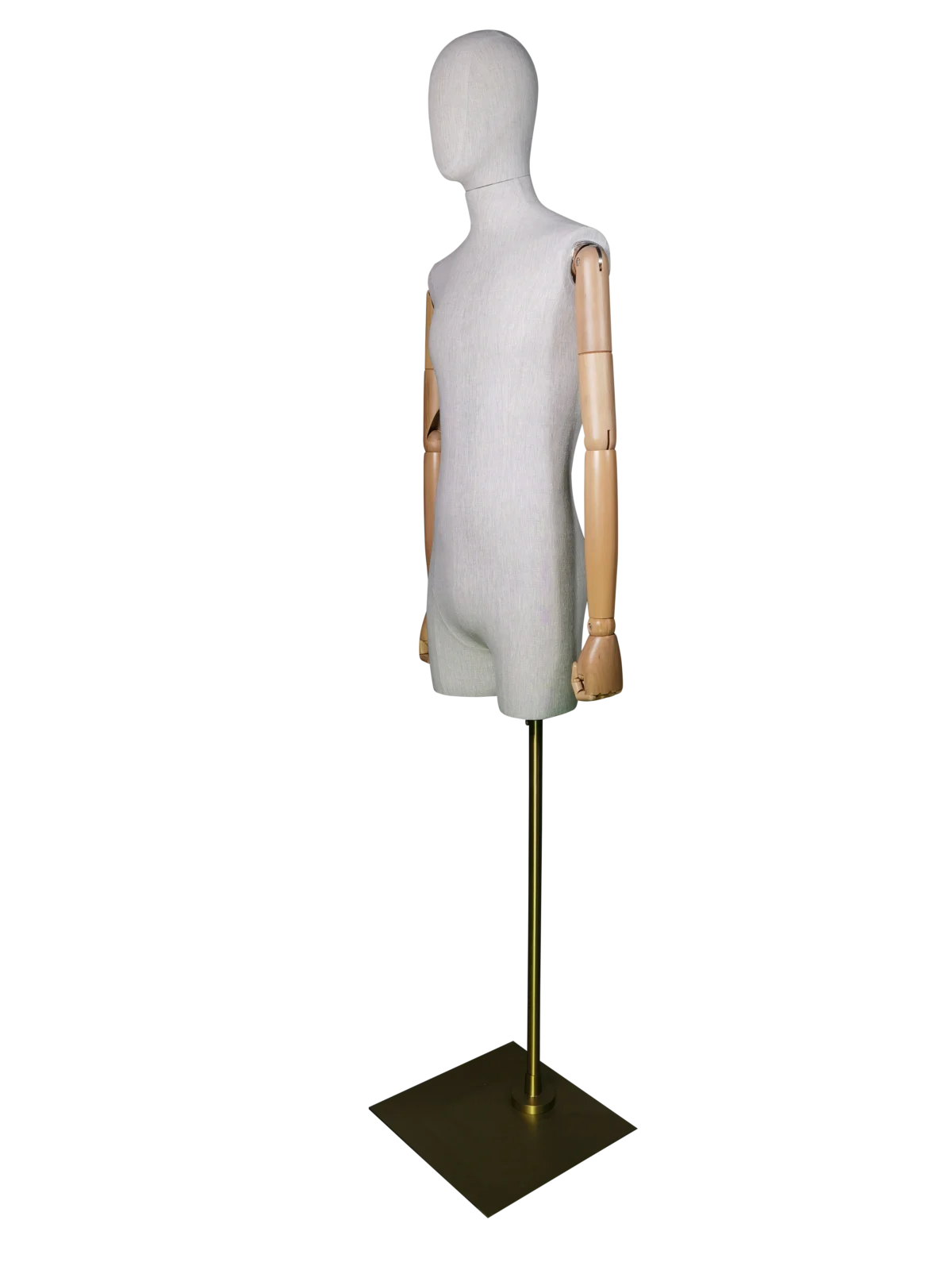 XINTU Luxus-Leinen-Halbkörper-Mannequin für Männer, schräge Ansicht, mit verstellbaren Holzarmen und quadratischem Sockel aus gebürstetem Gold.