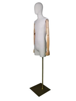 XINTU Luxus-Leinen-Halbkörper-Mannequin für Männer, schräge Ansicht, mit verstellbaren Holzarmen und quadratischem Sockel aus gebürstetem Gold.
