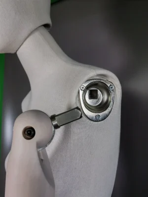 xintu-プレミアムファブリック-女性マネキン-調節可能な木製アーム-金属磁気ジョイント-クローズアップ 調整可能な木製の腕と金属製の磁気肩関節を備えたXINTUプレミアムファブリックの女性マネキンのクローズアップ