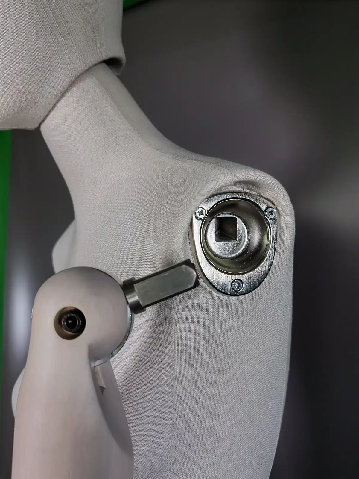 xintu-プレミアムファブリック-女性マネキン-調節可能な木製アーム-金属磁気ジョイント-クローズアップ 調整可能な木製の腕と金属製の磁気肩関節を備えたXINTUプレミアムファブリックの女性マネキンのクローズアップ