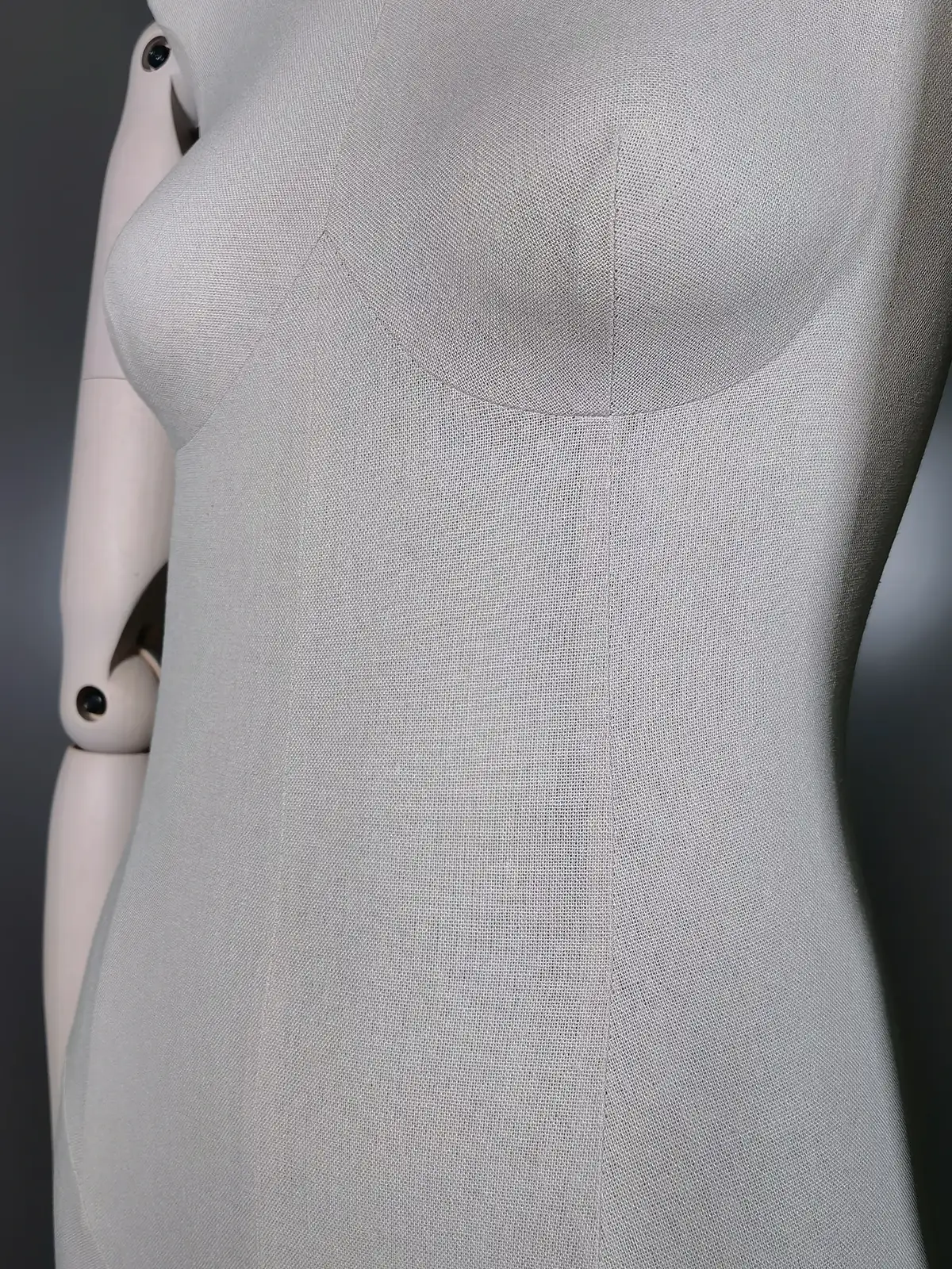 XINTU訂製布料女模特，展現亞麻質感和手工精製細節。