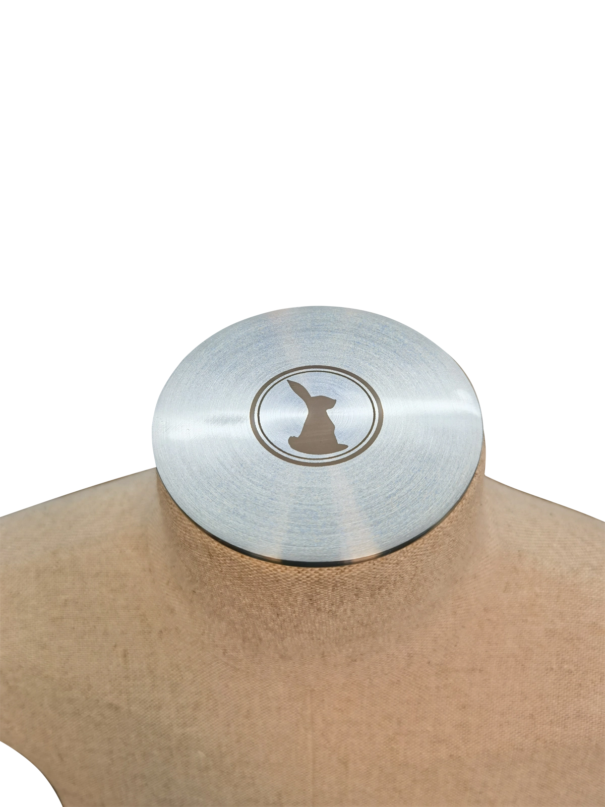 Detalle de cubierta superior de metal cepillado xintu en torso de maniquí femenino de lino para exhibición en boutiques de moda