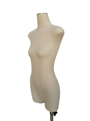 Maniquí de medio cuerpo femenino de lino Xintu, torso sin cabeza ni brazos, vista lateral para escaparate de boutique