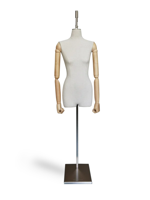 Mannequin féminin demi-corps en lin premium Xintu, avec bras en bois réglables et base en métal brossé, idéal pour la présentation en boutique.