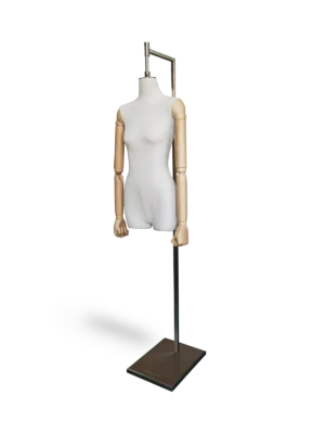 Maniquí femenino de medio cuerpo de lino premium xintu con brazos de madera ajustables, vista en ángulo sobre base de bronce cepillado