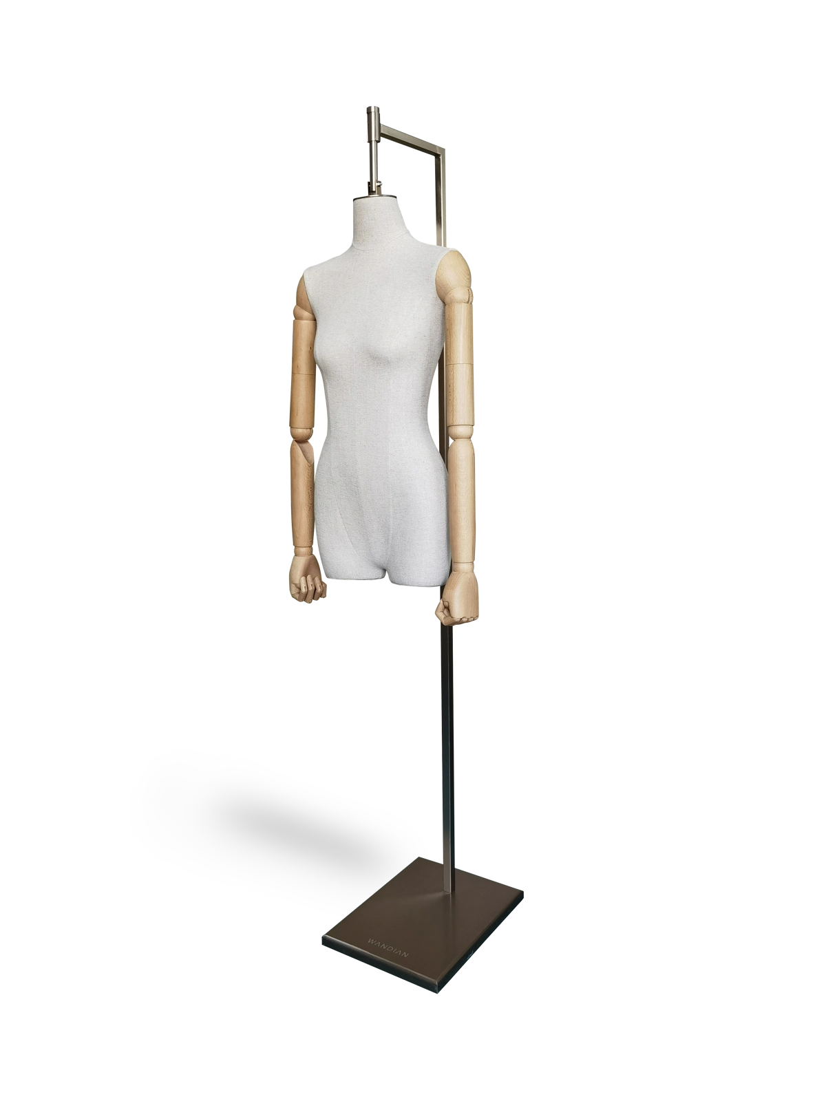 Maniquí femenino de medio cuerpo de lino premium xintu con brazos de madera ajustables, vista en ángulo sobre base de bronce cepillado