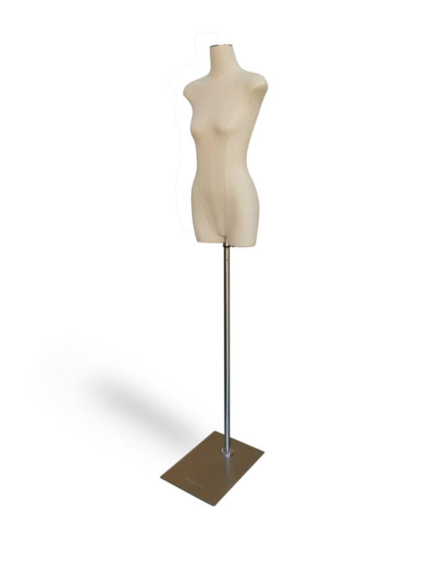 Mannequin féminin demi-corps en lin Xintu, sans tête ni bras, avec socle rectangulaire en métal brossé, vue en biais, pour présentation en boutique de mode
