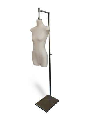 Maniquí femenino de medio cuerpo de lino premium xintu, vista en ángulo, con base de metal cepillado para exhibición en boutiques.