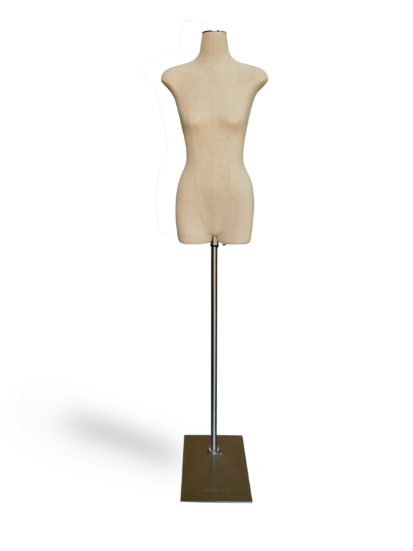 Maniquí femenino de medio cuerpo de lino Xintu, sin cabeza ni brazos, con base rectangular de metal cepillado para exhibición en boutiques de moda.