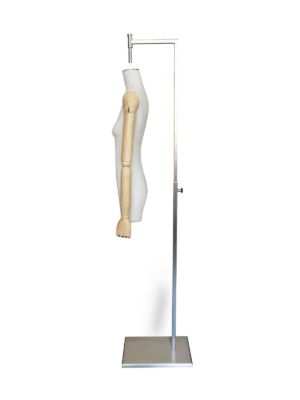 Maniquí femenino de medio cuerpo Xintu Premium Linen con brazos de madera ajustables, vista lateral sobre base de acero inoxidable.