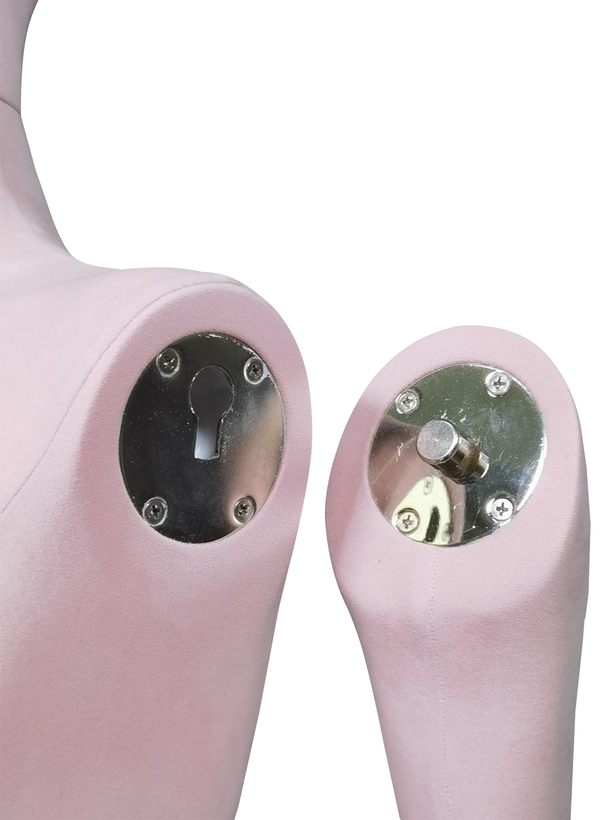 Detalle de conexión de la articulación del brazo del maniquí femenino de exhibición de terciopelo premium xintu Maniquí femenino de exhibición Xintu Premium de terciopelo rosa con articulación de brazo y herrajes metálicos para brazos ajustables de plástico ABS.