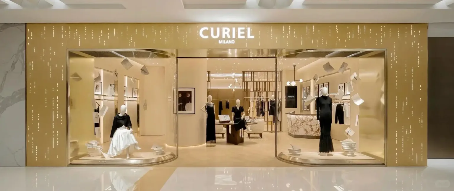 Façade de la boutique CURIEL avec mannequins femme XINTU gainés de lin en vitrine