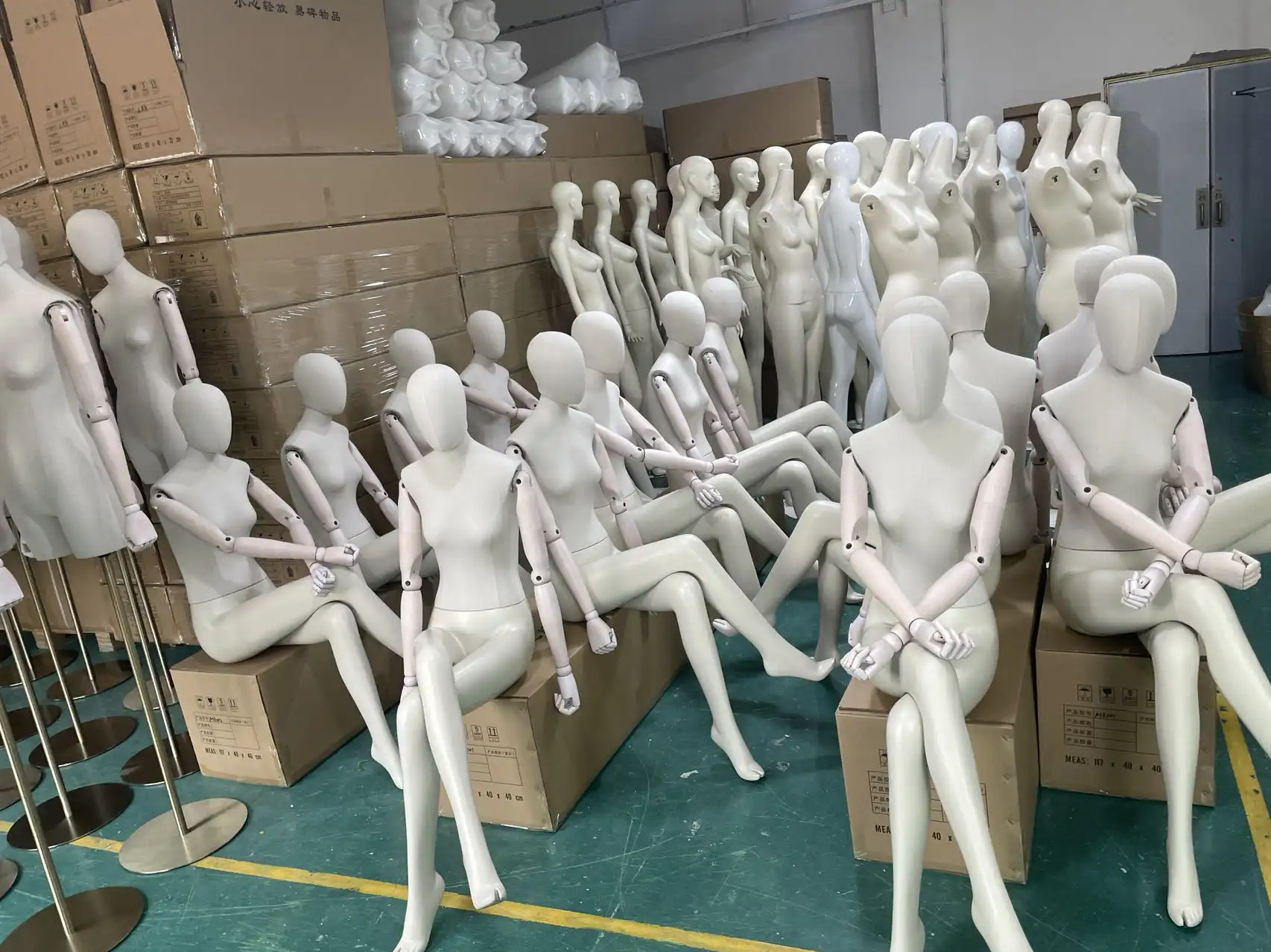 หุ่นจำลองหญิงนั่งหุ้มผ้าลินินพร้อมแขนไม้ปรับระดับได้ของ XINTU