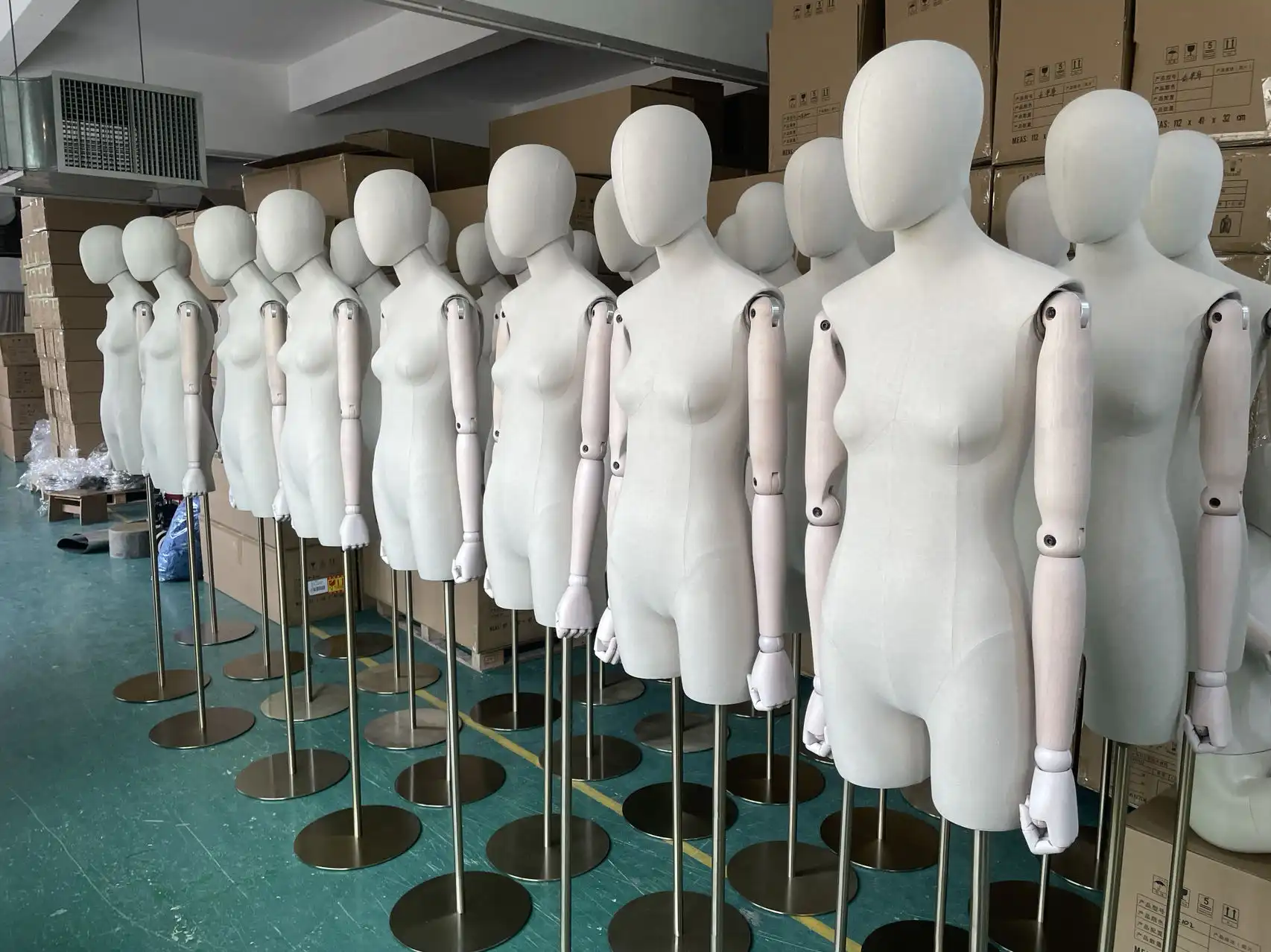 การผลิตหุ่นจำลองหญิงยืนแบบเป็นกลุ่ม หุ้มด้วยผ้าลินินสีเบจ แขนไม้บีชสีขาว และฐานสีทอง