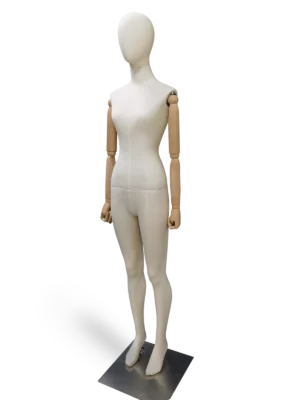 xintu_female_full_body_mannequin_angle_view_beige_linen_fabric_wrapped_adjustable_wooden_arms_square_metal_base ベージュのリネン生地で包まれたxintu女性全身マネキンの斜めビュー。調節可能な木製のアームと四角い金属製のベース付き。