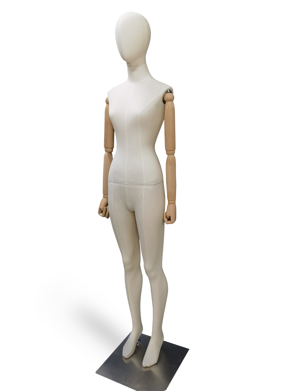 xintu_female_full_body_mannequin_angle_view_beige_linen_fabric_wrapped_adjustable_wooden_arms_square_metal_base ベージュのリネン生地で包まれたxintu女性全身マネキンの斜めビュー。調節可能な木製のアームと四角い金属製のベース付き。