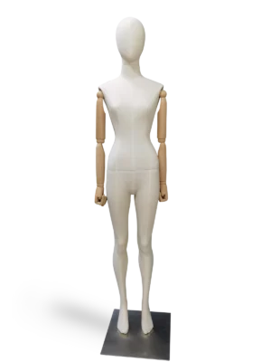 xintu_female_full_body_mannequin_front_view_beige_linen_fabric_wrapped_adjustable_wooden_arms_square_metal_base ベージュのリネン生地で包まれたxintu女性全身マネキンの正面図。調節可能な木製のアームと四角い金属製の台座付き。