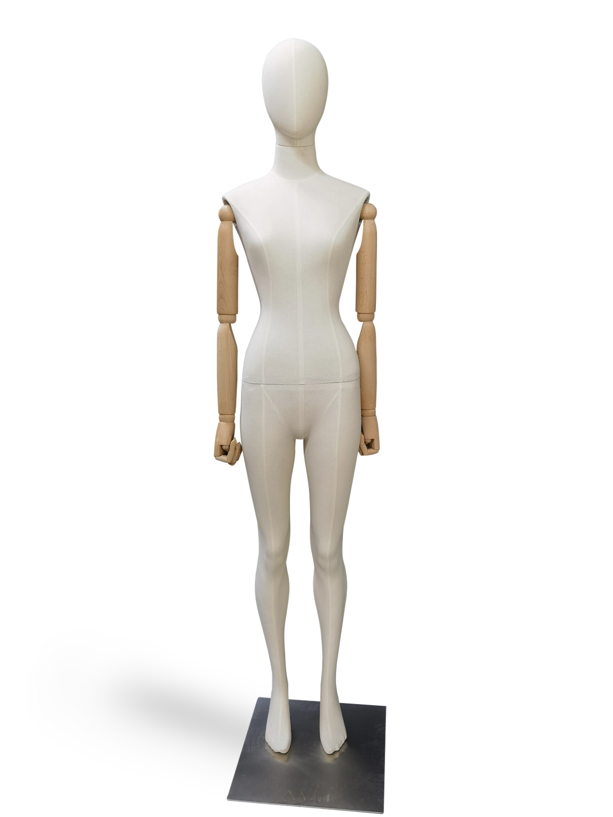 xintu_female_full_body_mannequin_front_view_beige_linen_fabric_wrapped_adjustable_wooden_arms_square_metal_base ベージュのリネン生地で包まれたxintu女性全身マネキンの正面図。調節可能な木製のアームと四角い金属製の台座付き。