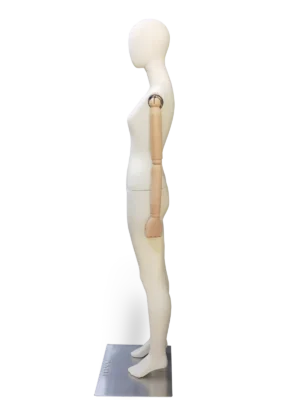 xintu_female_full_body_mannequin_side_profile_beige_linen_fabric_wrapped_adjustable_wooden_arms_square_metal_base ベージュのリネン生地で包まれたxintu女性全身マネキンの側面図。調節可能な木製のアームと四角い金属製のベース付き。