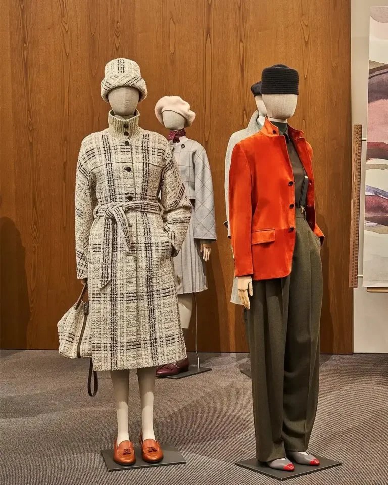 xintu Loro Piana in-store display featuring female mannequins wrapped in beige linen fabric with adjustable wooden arms and metal bases, showcasing luxury autumn fashion collection