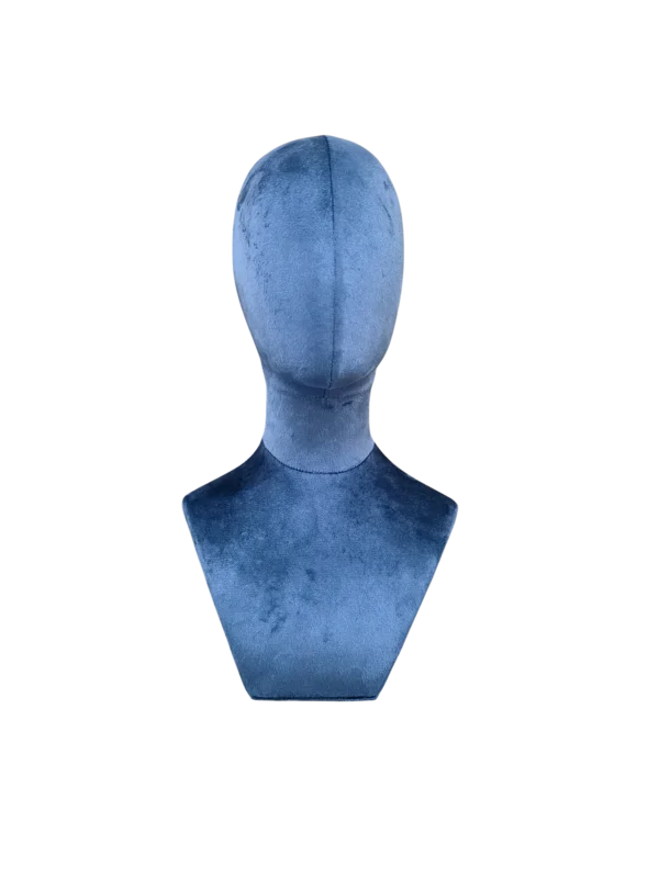 Vista frontal de un busto abstracto de cabeza y cuello de maniquí XINTU, tapizado en terciopelo azul oscuro para exhibición de accesorios.