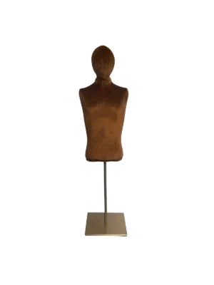 Vista frontal de un maniquí de exhibición de torso masculino XINTU, tapizado en terciopelo marrón, sobre un soporte metálico cuadrado.