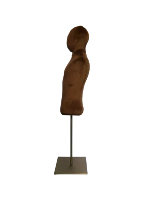 Perfil lateral de un busto masculino XINTU, tapizado en terciopelo marrón, sin brazos, sobre una base cuadrada de metal.