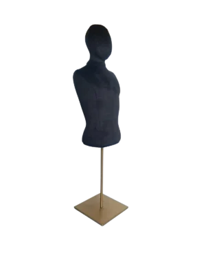 xintu-dunkelgrauer-Samt-Mini-Männertorso-Schaufensterpuppe mit quadratischem Metallsockel Schräge Ansicht einer XINTU-Männerbüste, bezogen mit dunkelgrauem Samt, armlos, mit einem quadratischen Metallsockel.
