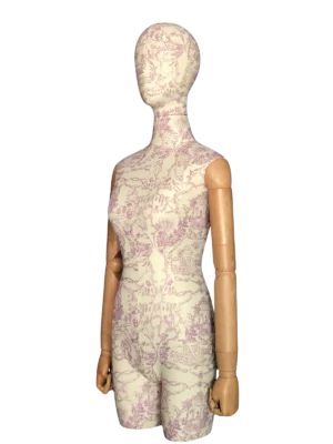 มุมมองมุมสูงของหุ่นจำลองหญิง XINTU ที่มีผ้าลายดอกไม้สีอ่อน หัวแบบนามธรรม และแขนไม้แบบขยับได้.