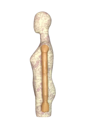 ด้านข้างของหุ่นจำลองลำตัวหญิงของ XINTU ที่มีลวดลายผ้าดอกไม้ หัวแบบนามธรรม และแขนไม้แบบขยับได้.