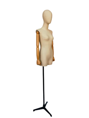 Vista em ângulo de um manequim de torso feminino XINTU, apresentando um corpo de tecido branco-sujo, cabeça abstrata, braços articulados de madeira de faia e um suporte preto.