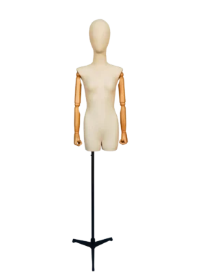 Vista frontal de um manequim de torso feminino XINTU, apresentando um corpo de tecido branco-sujo, cabeça abstrata, braços articulados de madeira de faia e um suporte preto.