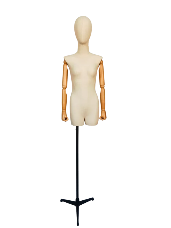 xintu-tessuto-mezzo-corpo-femminile-manichino-da-esposizione-vista-frontale-braccia-regolabili-in-legno-di-faggio Vista frontale di un manichino femminile XINTU, caratterizzato da un corpo in tessuto bianco sporco, una testa astratta, braccia articolate in legno di faggio e un supporto nero.