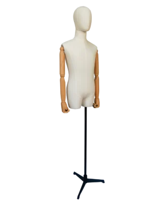 Vista en ángulo de un maniquí de torso masculino XINTU, con cuerpo de tela color hueso, cabeza abstracta, brazos articulados de madera de haya y soporte negro.