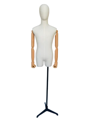 Vista frontal de un maniquí de torso masculino XINTU, con cuerpo de tela color crema, cabeza abstracta, brazos articulados de madera de haya y soporte negro.