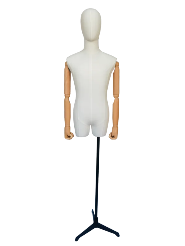 Maniquí masculino de medio cuerpo de tela xintu, vista frontal, brazos ajustables de madera de haya Vista frontal de un maniquí de torso masculino XINTU, con cuerpo de tela color crema, cabeza abstracta, brazos articulados de madera de haya y soporte negro.