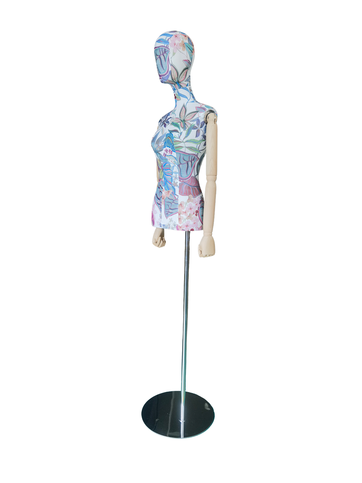 花柄の布地、抽象的な頭部、木製の腕、黒い丸い台座が特徴的な、XINTU の女性胴体マネキンの斜めビュー。.