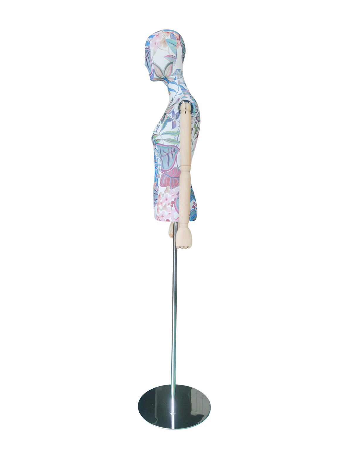 カラフルな花柄の布で覆われ、抽象的な頭部、関節式の木製の腕、および丸い金属製のスタンドを備えた、XINTU の女性胴体マネキンの側面図。.