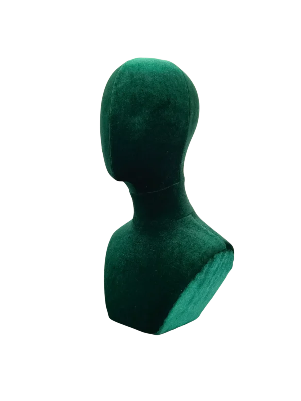 Vista angolata di un busto di testa e collo di manichino astratto maschile XINTU, rivestito in velluto verde scuro.