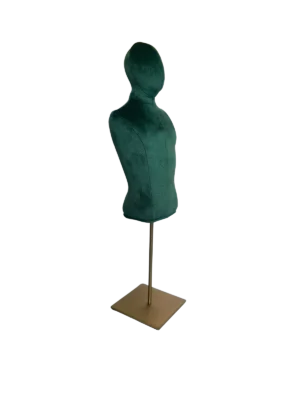xintu-grüner-Samt-Mini-Männertorso-Display-Mannequin-mit-Metall-Quadratfuß Schräge Ansicht einer XINTU-Männerbüste, bezogen mit dunkelgrünem Samt, armlos, mit einem quadratischen Metallsockel.