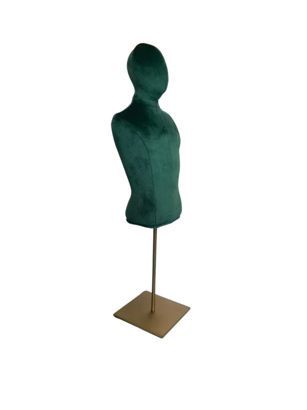 Vista en ángulo de un busto masculino XINTU, tapizado en terciopelo verde oscuro, sin brazos, con una base cuadrada de metal.