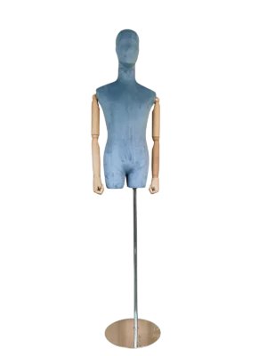 xintu-luxury-velvet-half-body-male-display-mannequin-adjustable-wooden-hands-round-metal-base Вид спереди на мужской манекен XINTU в форме полутела, обитый синим бархатом, с регулируемыми деревянными подлокотниками и круглым металлическим основанием.