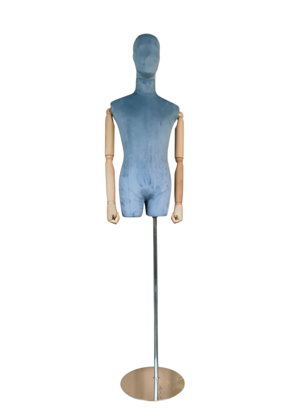 xintu-luxury-velvet-half-body-male-display-mannequin-adjustable-wooden-hands-round-metal-base Вид спереди на мужской манекен XINTU в форме полутела, обитый синим бархатом, с регулируемыми деревянными подлокотниками и круглым металлическим основанием.