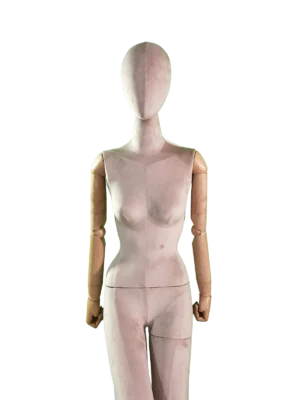 XINTU 女性人體模型正面特寫，模型採用織物包裹，頭部為抽象造型，手臂為可移動的木製。.