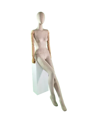 新都坐姿全身女性人體模型，織物包裹，抽象頭部和可活動的木製手臂，斜角視角。.
